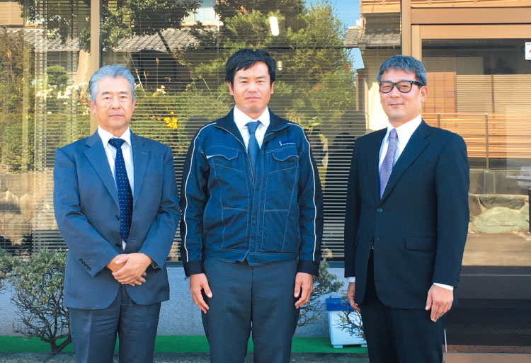 多年来，作为两家公司间桥梁的MARUAI商事株式会社  营业本部长 小林秀雄先生（左）