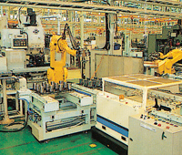 通过引进机器人，实现了配件的多品种少量生产。