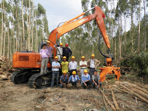 照片：日立建机联合APP在海南试验林业机获得成功