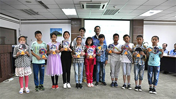 日立建机（中国）有限公司上野副总经理为希望小学学生颁发活动纪念品