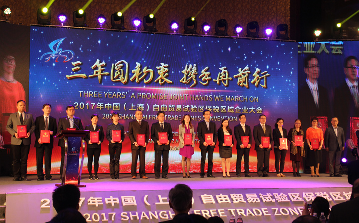 日立建机（上海）有限公司管理本部本部长严敏先生（图左6）应邀上台领奖