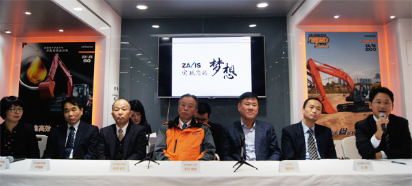 日立建机干部们在5A新产品发布会上回答记者问题